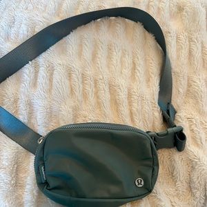 💚 lululemon belt bag tidlewater teal !